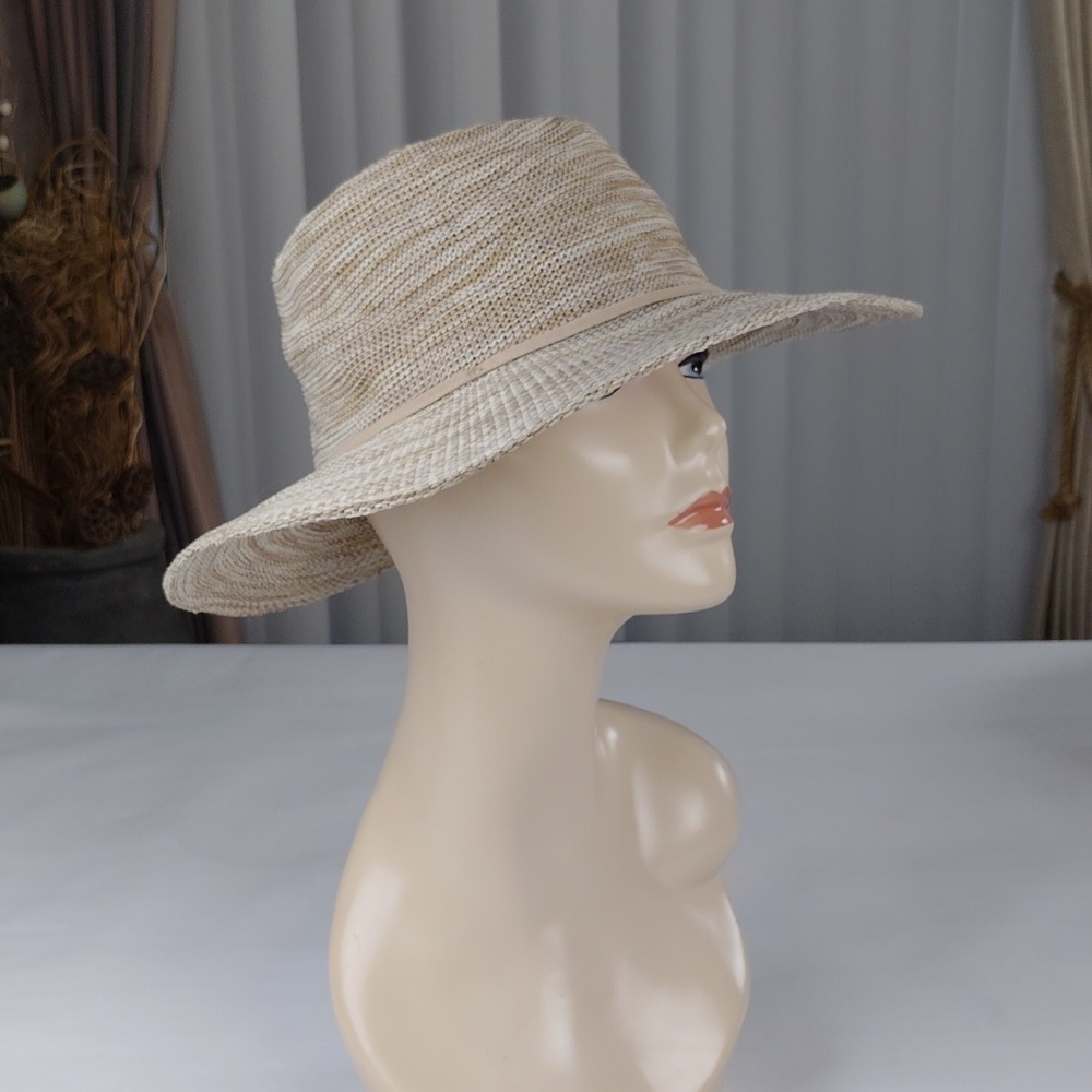 Wallaroo Women's Knit Hat.